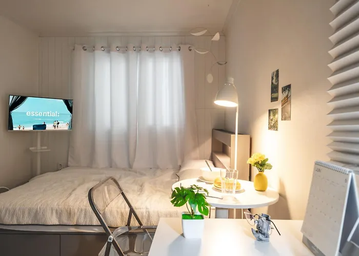 Serene Gray Retreat, Daechi Near Gangnam & Coex, 8 Min Walk From The Subway Station アパート *
