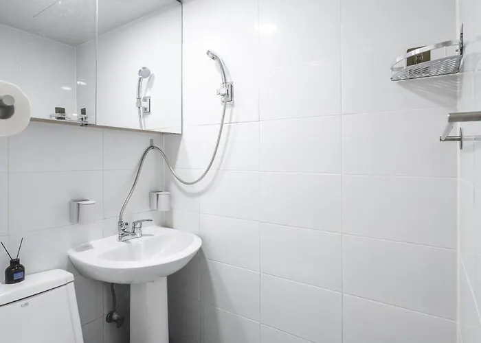 Serene Gray Retreat, Daechi Near Gangnam & Coex, 8 Min Walk From The Subway Station * ソウル特別市