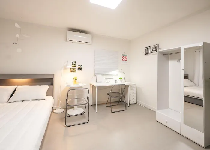 Serene Gray Retreat, Daechi Near Gangnam & Coex, 8 Min Walk From The Subway Station アパート