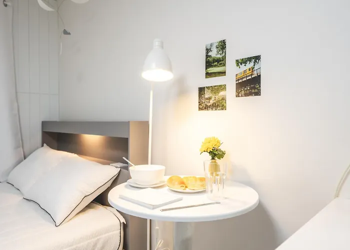 Serene Gray Retreat, Daechi Near Gangnam & Coex, 8 Min Walk From The Subway Station *
