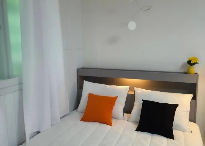 Serene Gray Retreat, Daechi Near Gangnam & Coex, 8 Min Walk From The Subway Station *