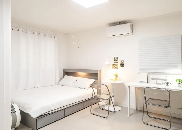 Serene Gray Retreat, Daechi Near Gangnam & Coex, 8 Min Walk From The Subway Station アパート
