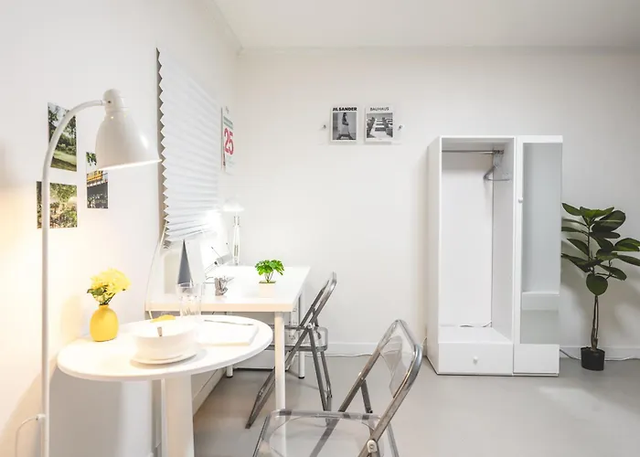 Serene Gray Retreat, Daechi Near Gangnam & Coex, 8 Min Walk From The Subway Station *