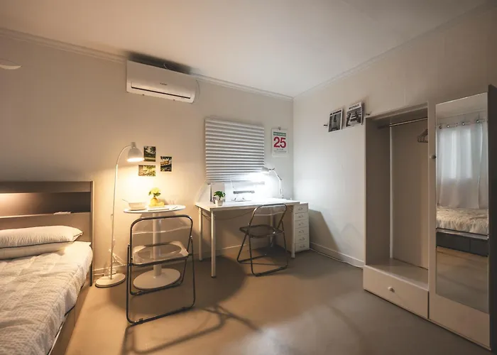 Serene Gray Retreat, Daechi Near Gangnam & Coex, 8 Min Walk From The Subway Station アパート ソウル特別市